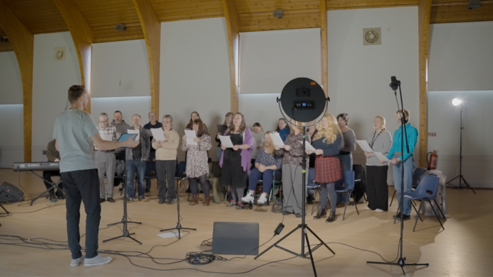 Mae gofalwyr di-dâl ym Mhen-y-bont ar Ogwr yn gofyn ‘Who Cares?’