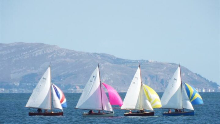 Cymorth iechyd meddwl yn codi hwyliau Grŵp Hwylio Treftadaeth y Fenai