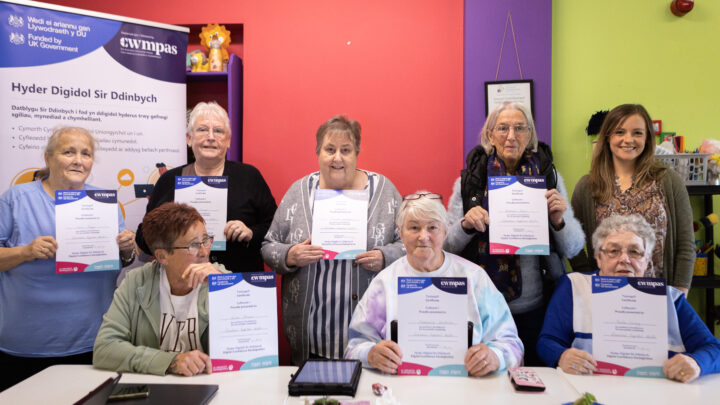 Polisi a chyhoeddiadau